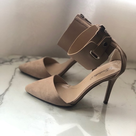 Breckelle’s Pointed Toe Ankle Strap Heel - Picture 1 of 3